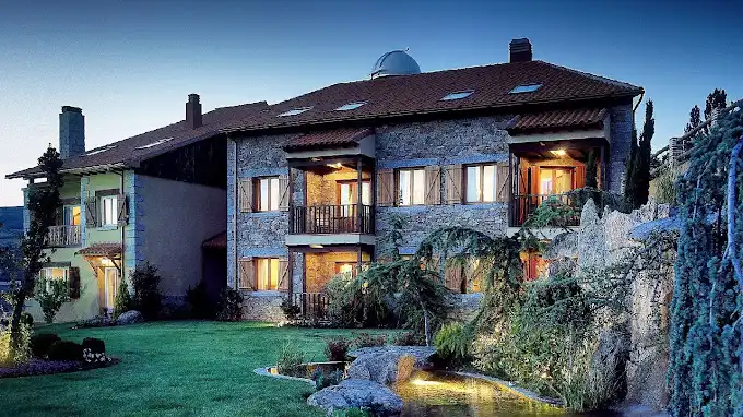 Exterior y jardines del Hostal El Milano Real