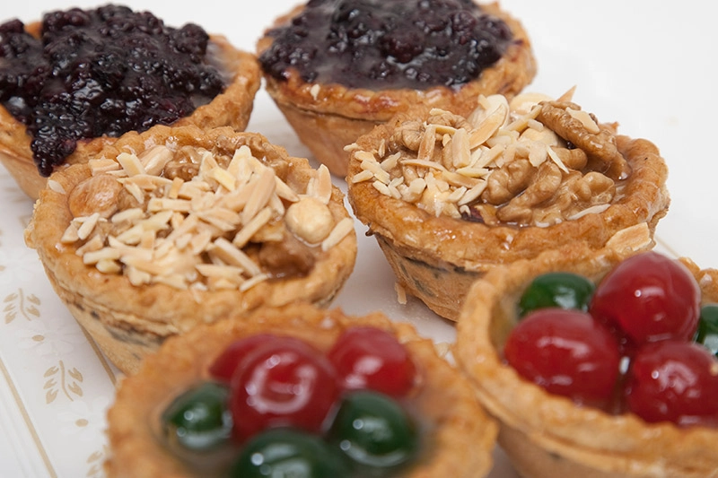 canastillas-de-mora-con-frutos-secos-y-guindas