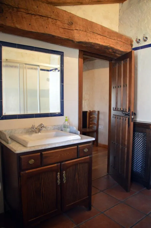 Baño en Salón de Casa Rural El Molino I en San Bartolomé de Pinares