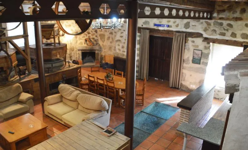 Salón de Casa Rural El Molino I en San Bartolomé de Pinares