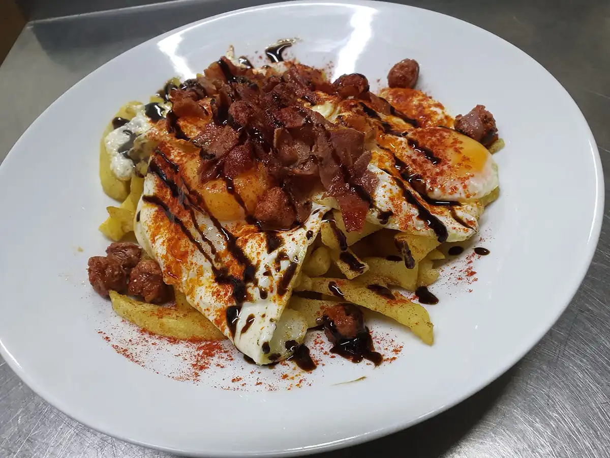 huevos-rotos-con-patatas-gastrobar-el-diario