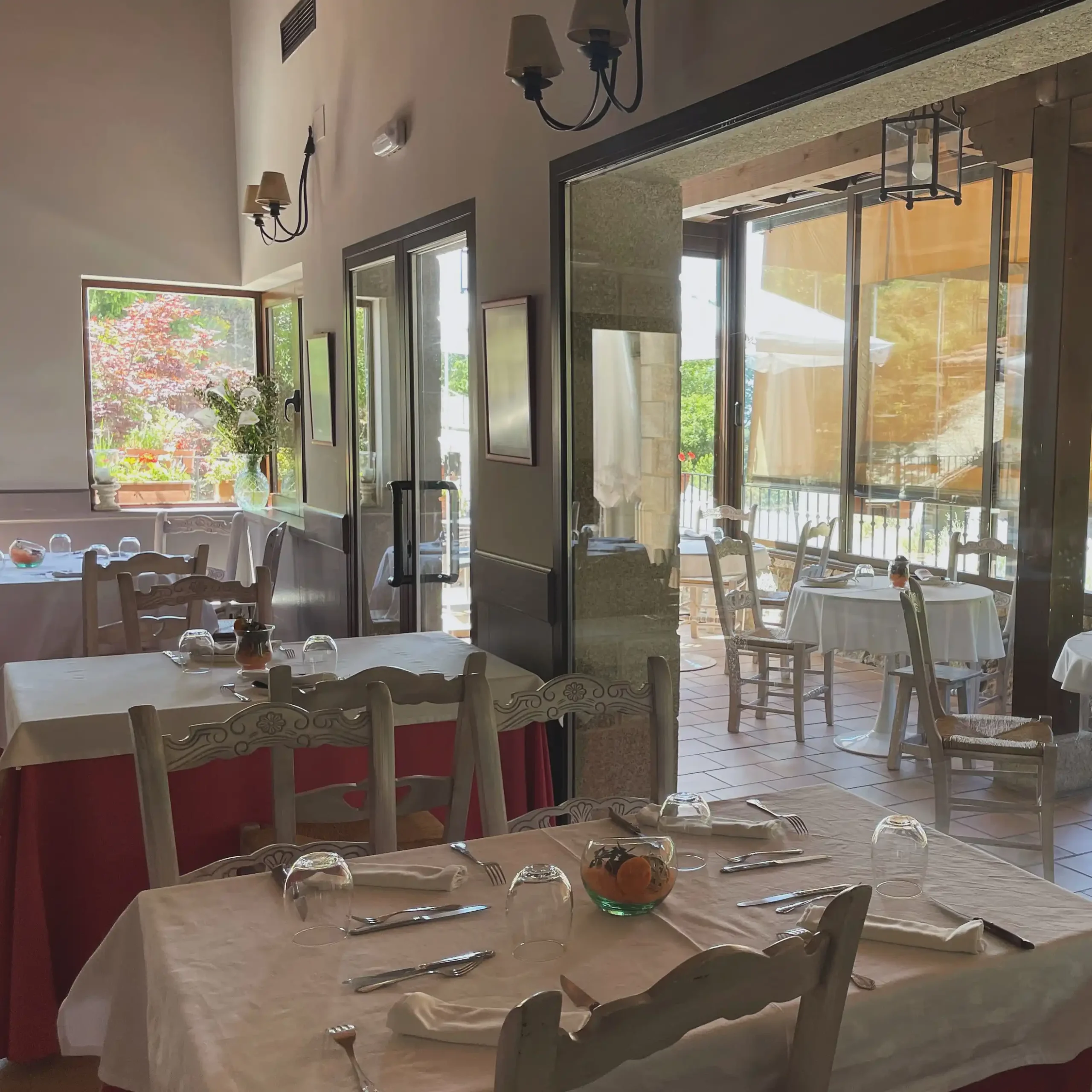 interior-local-restaurante-el-rinconcito-de-gredos