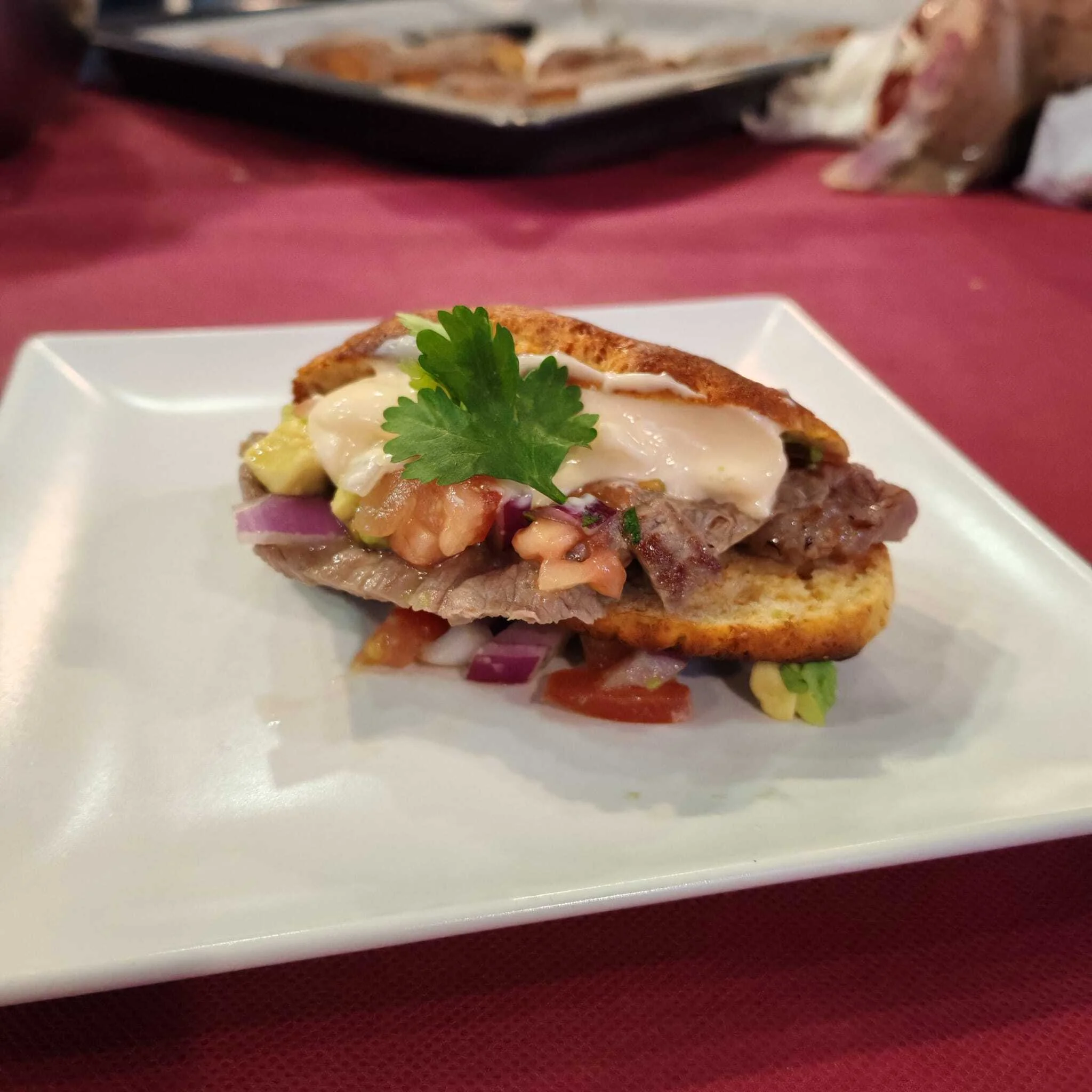 pepito de ternera avileña con pico de gallo y mayokimchi
