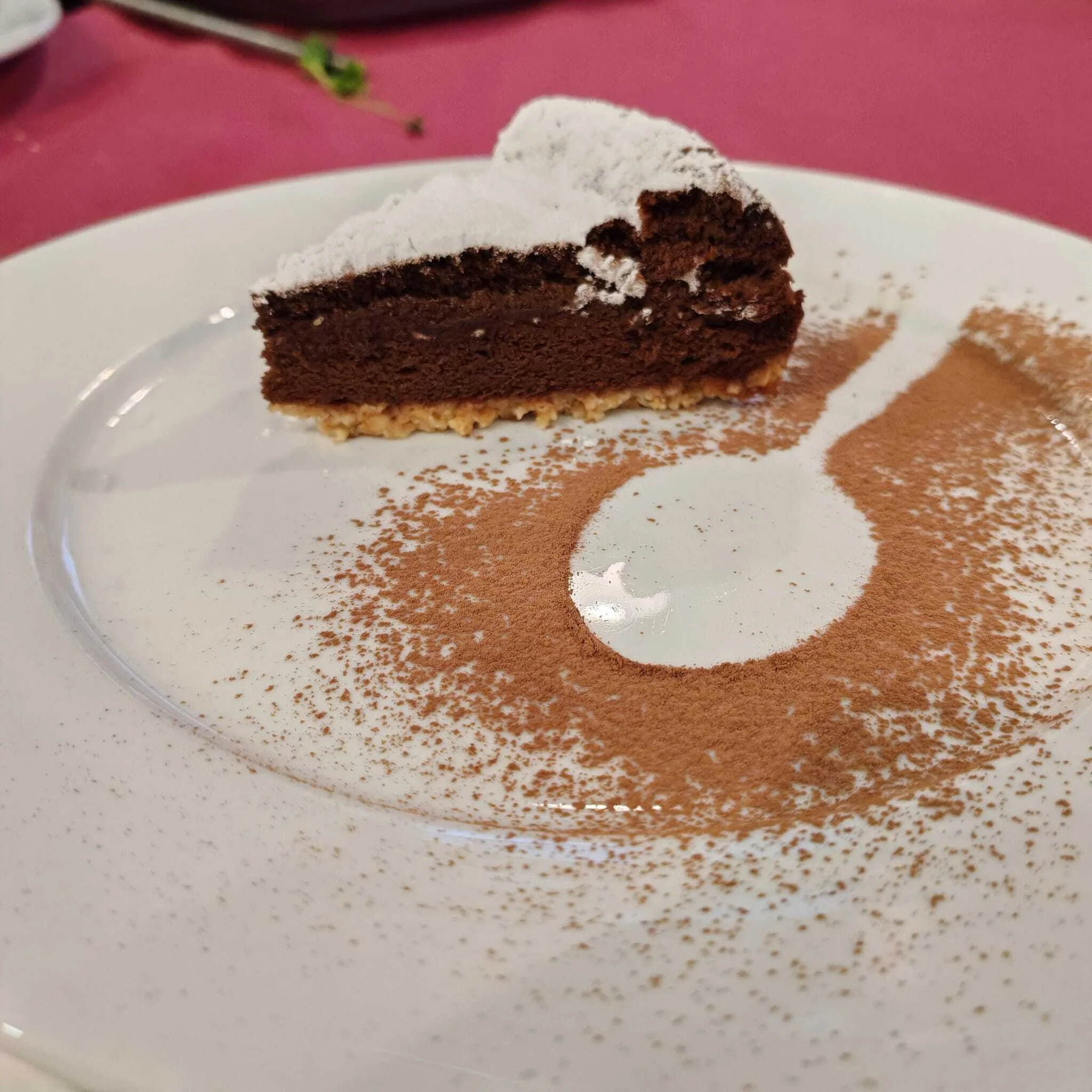 tarta de chocolate y almendras con chantilly